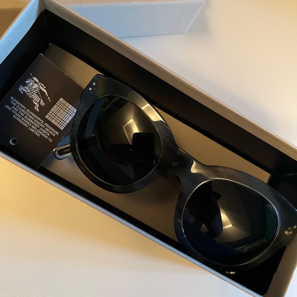 BURBERRY| sunglasses